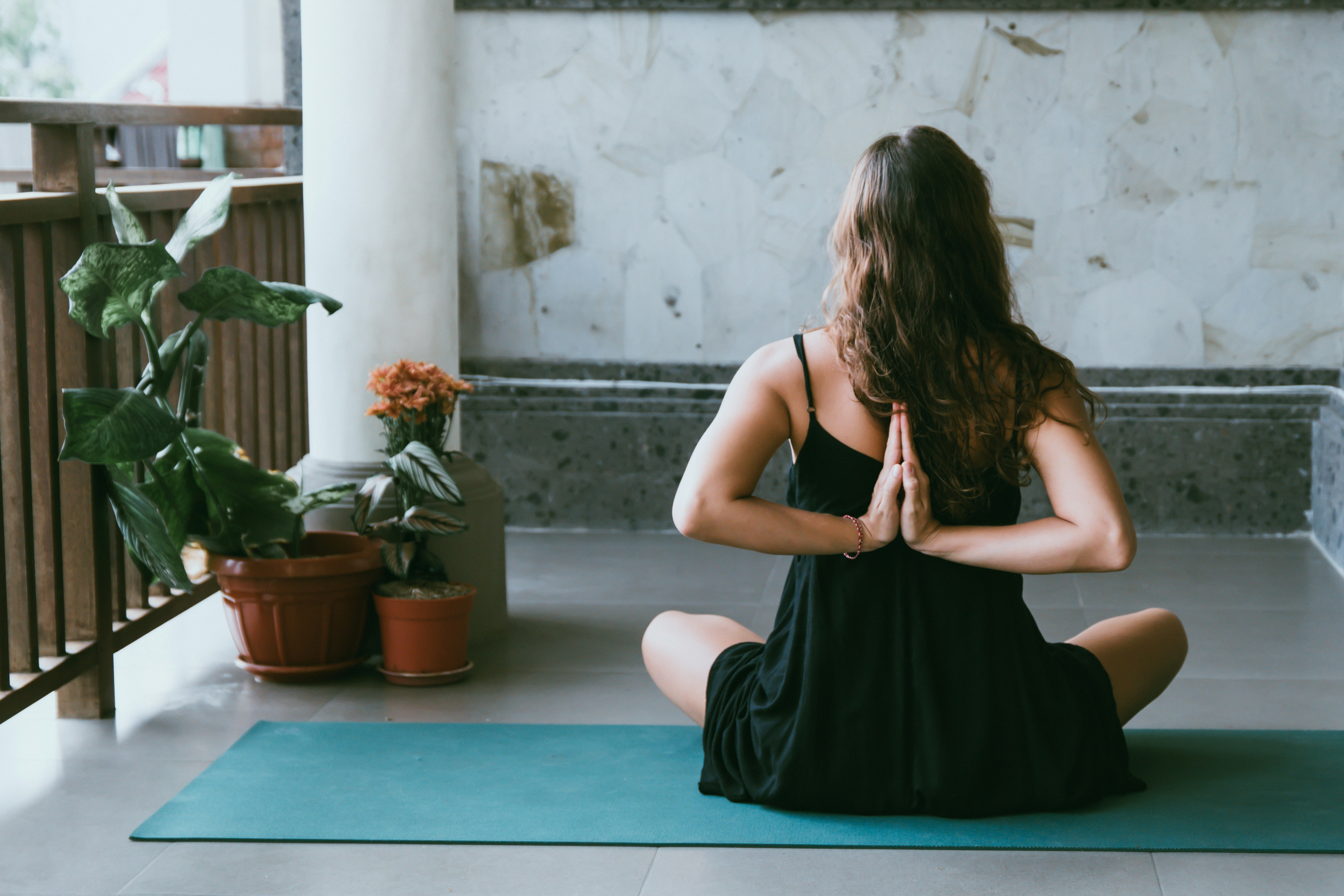 Yoga αποτόξωσης από άγχος — πρακτική στο στούντιο Damerol