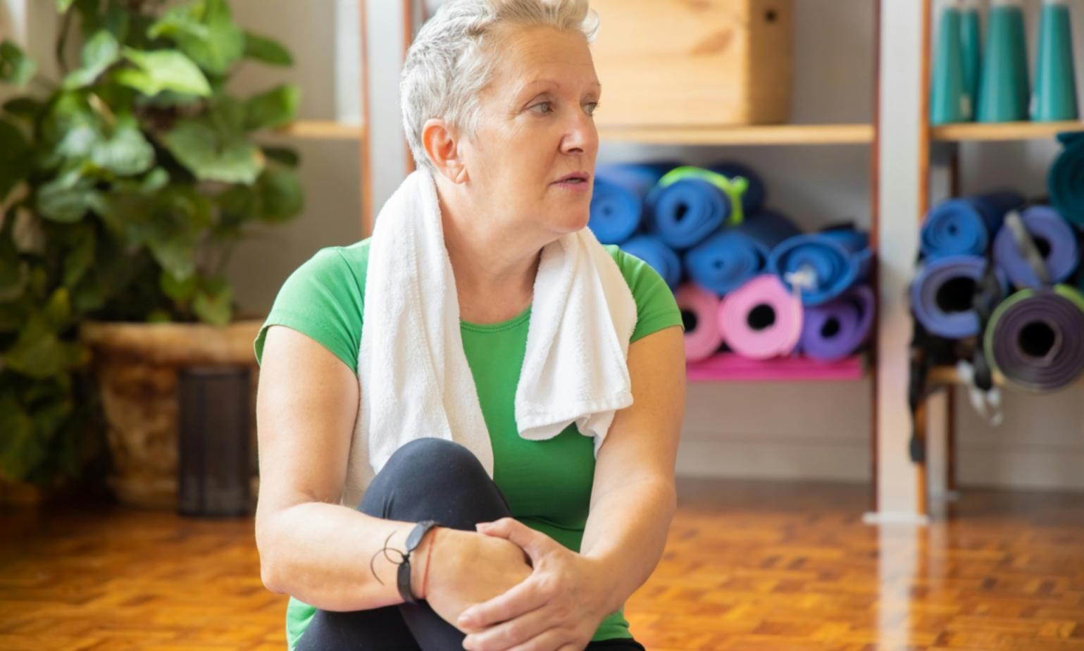 Συμμετέχουσα σε άσκηση yoga για ανακούφιση στρες